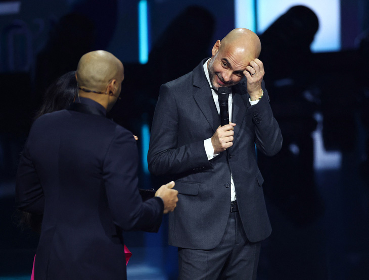 Pep Guardiola ngượng ngùng trước câu hỏi của Thierry Henry - Ảnh: REUTERS
