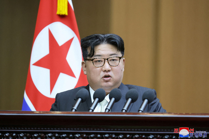 Lãnh đạo Triều Tiên Kim Jong Un phát biểu trước Quốc hội Triều Tiên ngày 15-1 - Ảnh: REUTERS