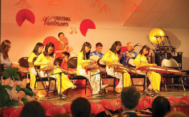 Nhóm nhạc Phượng Ca Rennes biểu diễn tại sự kiện triển lãm áo dài Việt Nam ở tỉnh Lorient,  miền tây nước Pháp - Ảnh: NVCC