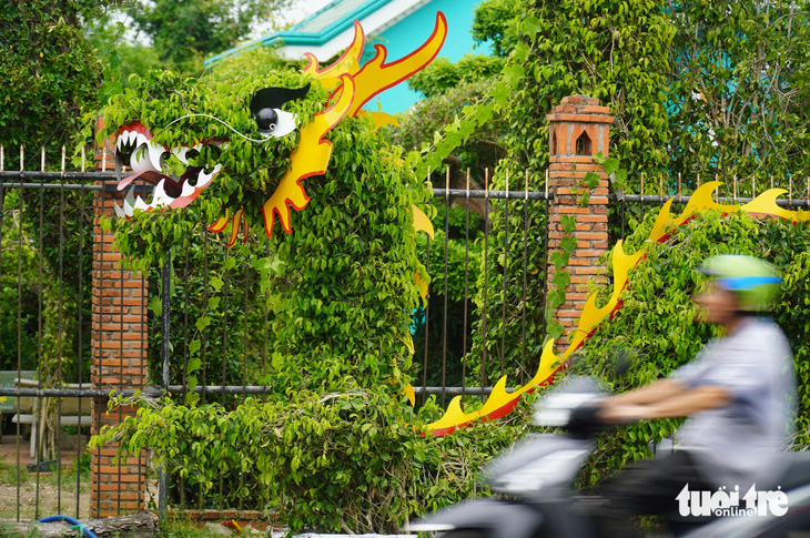 Một con rồng được tạo hình từ cây xanh trưng bày tại huyện Chợ Lách, tỉnh Bến Tre