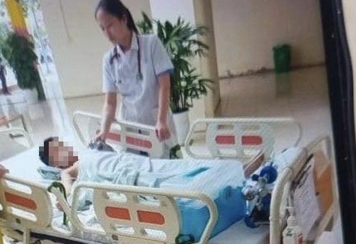 Một bệnh nhi đang được cấp cứu tại Bệnh viện Nhi Thanh Hóa - Ảnh: Bệnh viện cung cấp