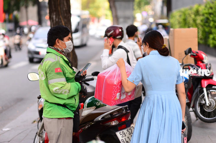 Grab Việt Nam khuyến cáo tài xế  yêu cầu khách cho kiểm tra hàng hóa khi nghi vấn - Ảnh: QUANG ĐỊNH