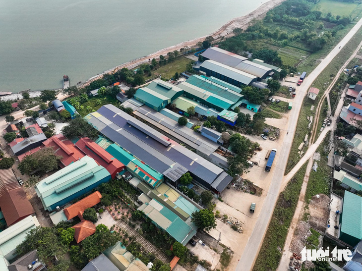 Những khu nhà xưởng kéo dài từ chân đê đến bờ sông Hồng (ảnh chụp tại xã Ninh Sở, huyện Thường Tín) - DANH KHANG