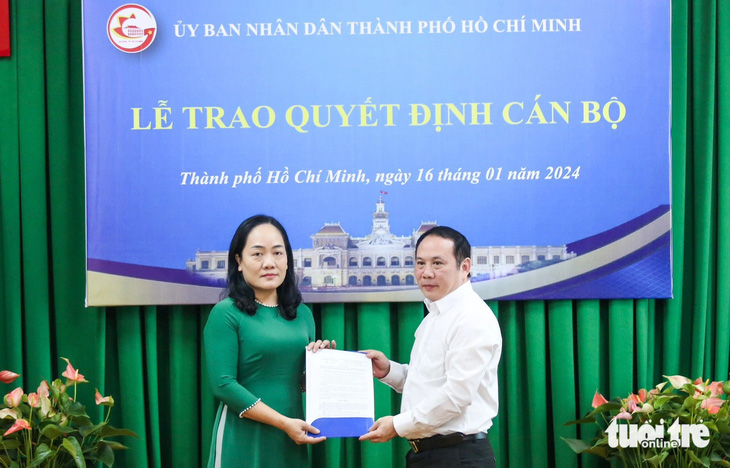 Ông Lâm Hùng Tấn - phó giám đốc Sở Nội vụ TP.HCM - trao quyết định cho bà Vũ Thị Hương Giang giữ chức vụ giám đốc Thảo cầm viên Sài Gòn từ ngày 15-1 - Ảnh: PHƯƠNG QUYÊN