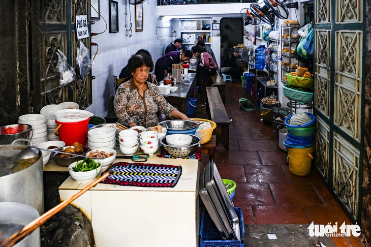 Chủ quán phở gà trên phố Nam Ngư, nơi bị tố "đuổi khách khỏi quán ăn" - Ảnh: HỒNG QUANG