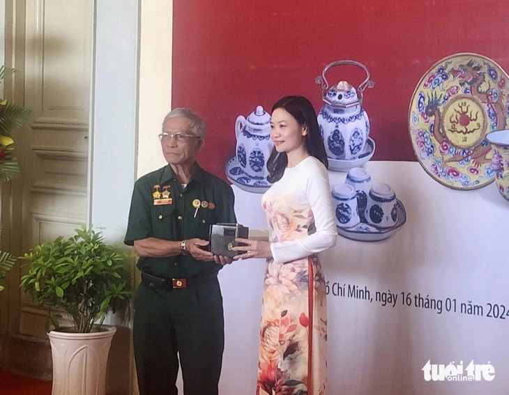 Bà Đoàn Thị Trang, phó giám đốc Bảo tàng TP.HCM, tiếp nhận hiện vật - Ảnh: HOÀI PHƯƠNG