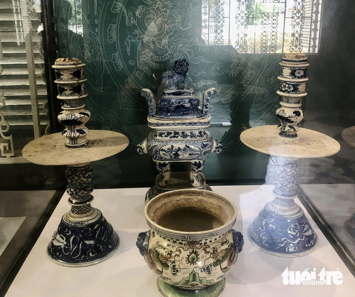 Bộ lư hương, bát nhang của nhà sưu tập Hồ Hoàng Tuấn - Ảnh: HOÀI PHƯƠNG