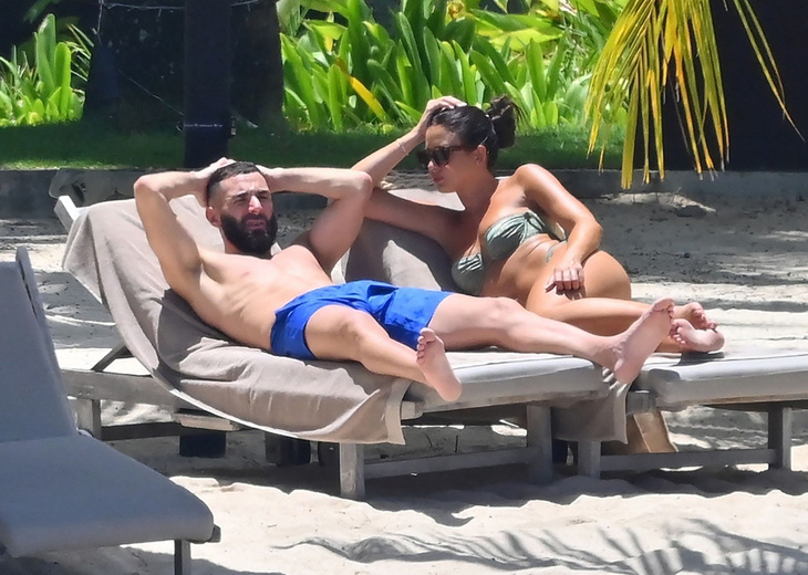 Benzema đi nghỉ mát cùng vợ cũ hồi tuần trước - Ảnh: THE SUN 