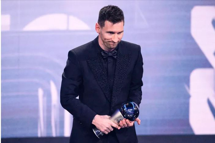 Messi gây tranh cãi khi lần thứ 3 giành giải FIFA The Best - Ảnh: AFP