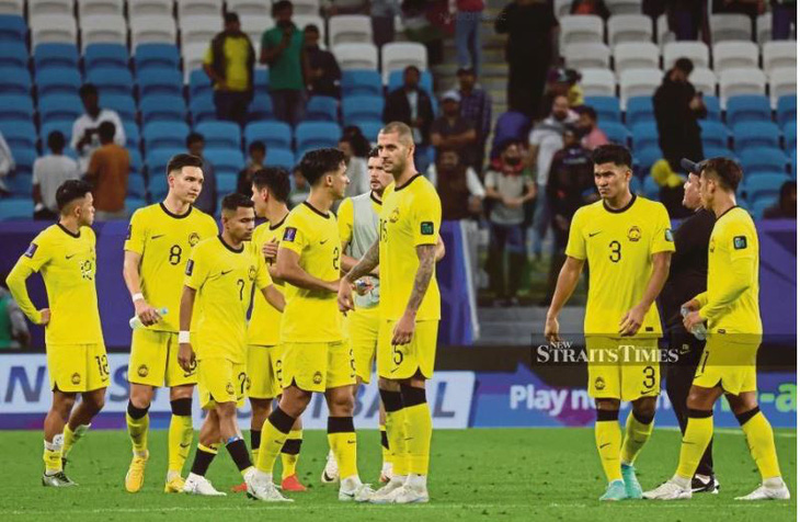 Cầu thủ Malaysia thất thần sau khi thảm bại 0-4 trước Jordan - Ảnh: New Straits Times