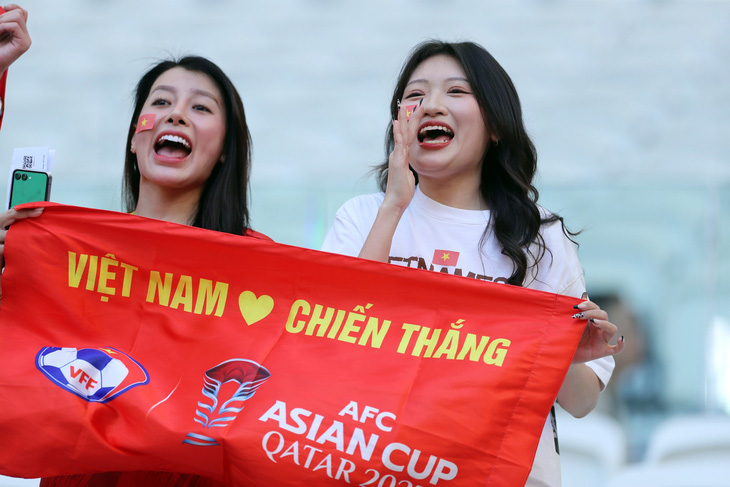 Những phút giây hạnh phúc của CĐV Việt Nam trên sân Al Thumama - Ảnh: ANH KHOA