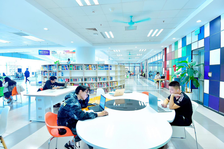Sinh viên Trường đại học Kinh tế quốc dân học tại thư viện trường. Năm nay trường mở nhiều ngành mới thuộc lĩnh vực kỹ thuật công nghệ - Ảnh: NEU