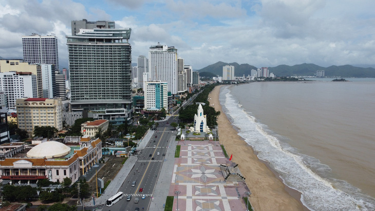 Giải chạy Unique Nha Trang H-Marathon 2024 diễn ra dọc tuyến đường ven biển, theo hướng từ nhà hát Đó đến quảng trường 2 Tháng 4 - Ảnh: TRẦN HƯỚNG