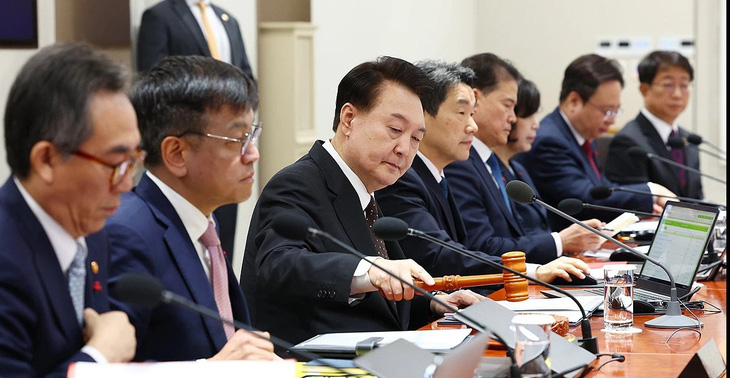 Tổng thống Hàn Quốc Yoon Suk Yeol trong cuộc họp sáng 16-1 - Ảnh: YONHAP