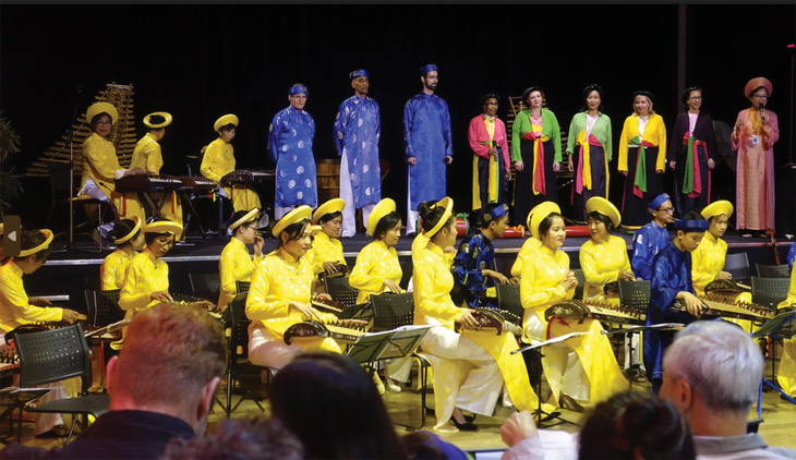 GS Phương Oanh cùng nhóm biểu diễn âm nhạc dân tộc của Việt Nam có sự tham gia của nhiều thành viên nước ngoài tại Paris, Pháp - Ảnh: NVCC