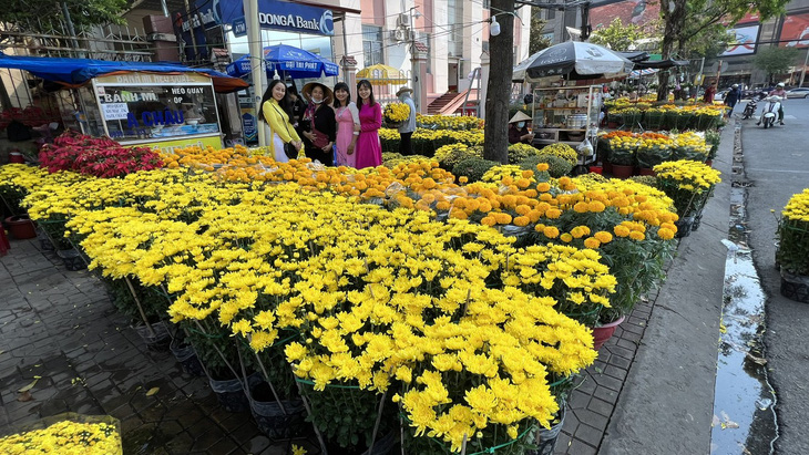 Chợ hoa Tết Giáp Thìn tại TP Cần Thơ hứa hẹn là điểm du xuân thú vị cho người dân - Ảnh: HOÀNG TUYÊN