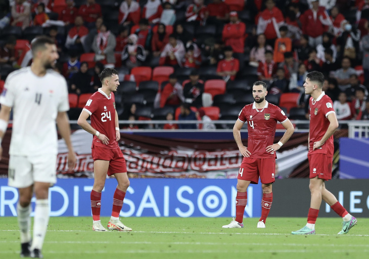 Sự thất vọng của cầu thủ Indonesia khi để thua Iraq - Ảnh: HOÀNG TUẤN