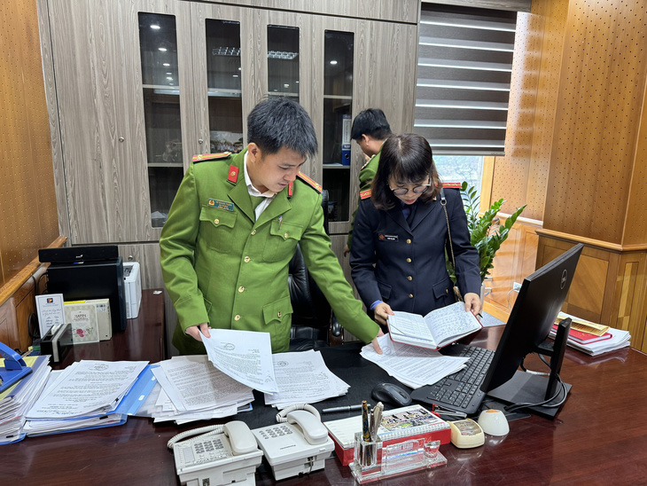 Khám xét nơi làm việc của ông Hải - phó cục trưởng Cục Đăng kiểm Việt Nam - Ảnh: Công an cung cấp