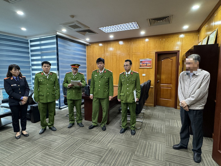 Khám xét tại Cục Đăng kiểm Việt Nam - Ảnh: Công an cung cấp