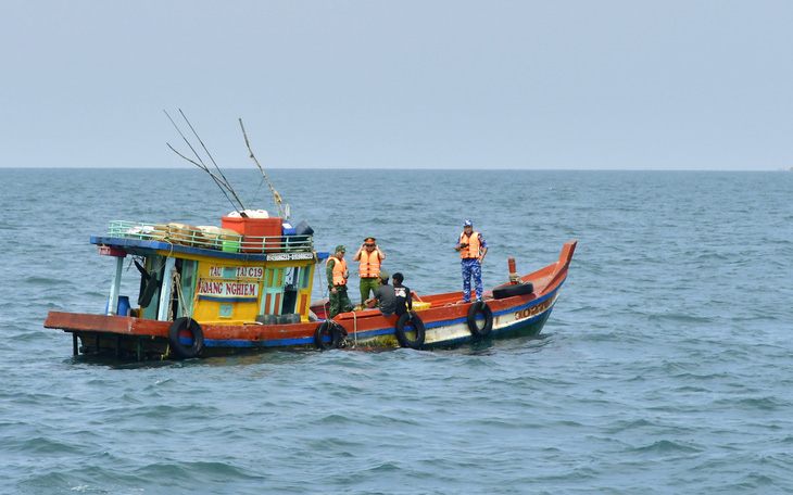 Cảnh sát biển ra quân xử lý tàu bao chiếm ngư trường trái phép ở Cà Mau