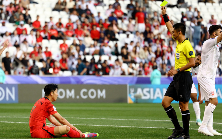 Son Heung Min giả vờ ngã kiếm penalty bị trọng tài phạt thẻ vàng