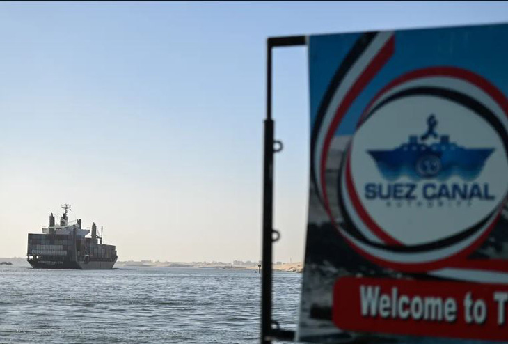 Một con tàu đi qua kênh đào Suez hướng tới Biển Đỏ vào hôm 10-1 - Ảnh: BUSINESS INSIDER/GETTY IMAGES