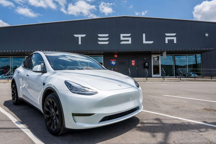 Giá cổ phiếu Tesla sụt giảm được cho là đến từ hàng loạt tin tiêu cực đổ xuống: Xe điện tiếp tục giảm giá ở Trung Quốc làm xói mòn lợi nhuận, chi phí lao động tăng cao, nhu cầu về xe điện đang tăng trưởng chậm lại, đặc biệt là ở Mỹ - Ảnh: Investopedia