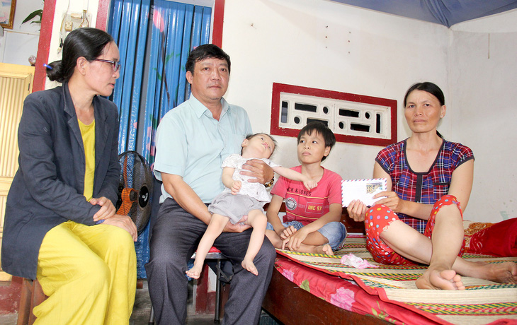Thầy Hy đến thăm và trao quà cho mẹ con chị Đặng Thị Thanh Dung có hoàn cảnh khó khăn - Ảnh: T.M.