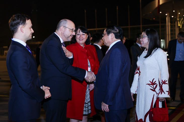 Đại sứ ba nước Thụy Sĩ, Hungary và Romania ra sân bay tiễn Thủ tướng Phạm Minh Chính và phu nhân - Ảnh: NHẬT BẮC