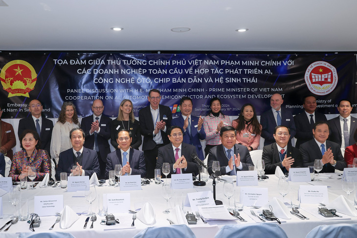 Thủ tướng Phạm Minh Chính chụp ảnh cùng các đại biểu tại tọa đàm ngày 16-1 ở Thụy Sĩ - Ảnh: NHẬT BẮC