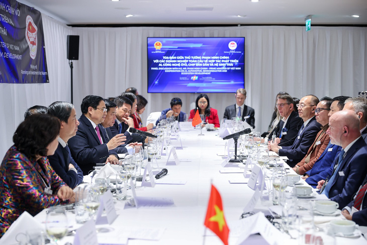 Thủ tướng Phạm Minh Chính thông tin với các đại diện doanh nghiệp - Ảnh: NHẬT BẮC