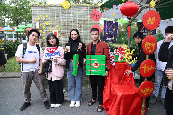 Trường đại học Đông Á tổ chức các hoạt động vui Tết cho sinh viên. Năm nay nhà trường thưởng Tết cho giảng viên dựa trên chất lượng đầu ra của sinh viên với mức thưởng lên đến 4 tháng thu nhập - Ảnh: UDA