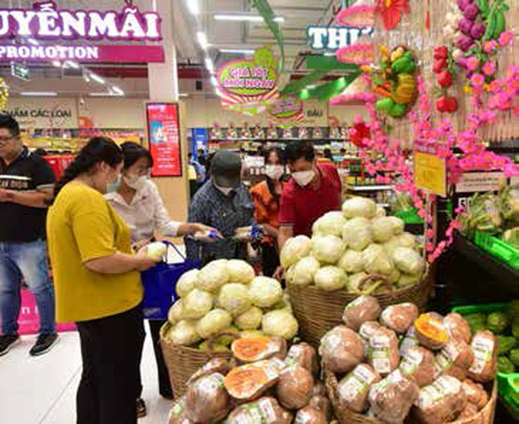 Đa dạng các mặt hàng Tết được giảm giá tới sâu tại hệ thống siêu thị thuộc Saigon Co.op - Ảnh: TRẦN TIẾN DŨNG