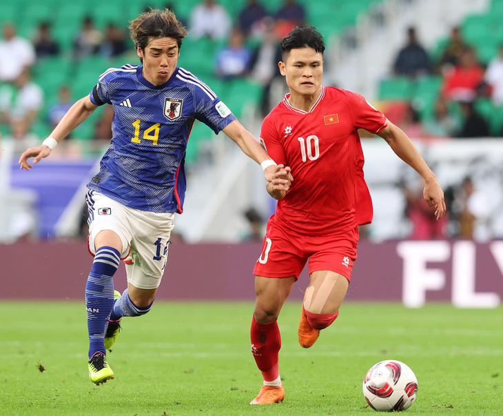 Tuấn Hải (bìa phải) góp 1 bàn thắng cho tuyển Việt Nam trong cuộc đối đầu Nhật Bản ngày 14-1 - Ảnh: HNFC