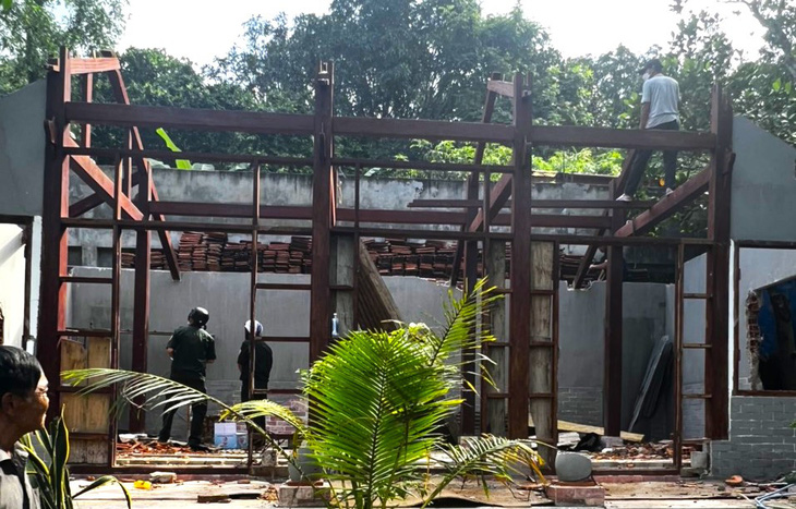 Lực lượng chức năng TP Quy Nhơn cưỡng chế, tháo dỡ nhà xây dựng trái phép của con trai ông Nguyễn Tân - nguyên giám đốc Sở Ngoại vụ tỉnh Bình Định - Ảnh: T.Đ