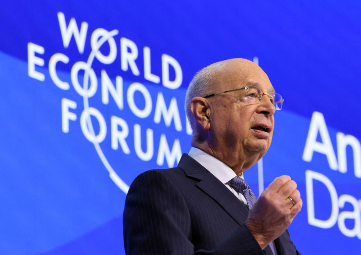 Nhà sáng lập WEF Klaus Schwab phát biểu tại WEF Davos 2024 ngày 16-1 - Ảnh: REUTERS