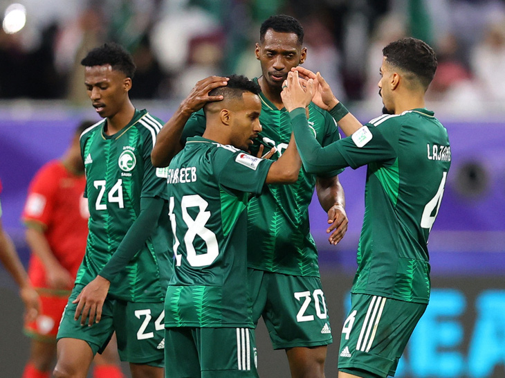 Niềm vui của các cầu thủ Saudi Arabia sau khi ghi bàn vào lưới Oman - Ảnh: REUTERS