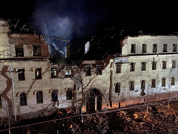 Một tòa chung cư ở Kharkov của Ukraine bị hư hại nặng trong vụ tấn công của lực lượng Nga tối 16-1 - Ảnh: REUTERS