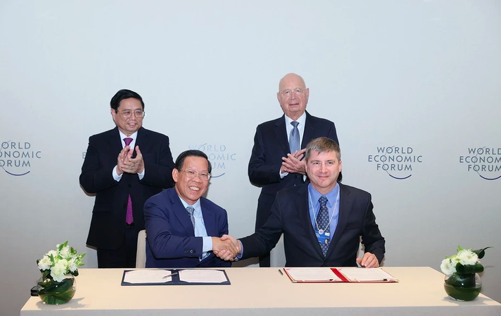 Chủ tịch UBND TP.HCM Phan Văn Mãi ký thỏa thuận hợp tác thành lập C4IR TP.HCM với WEF dưới sự chứng kiến của Thủ tướng Phạm Minh Chính và Chủ tịch WEF Klaus Schwab