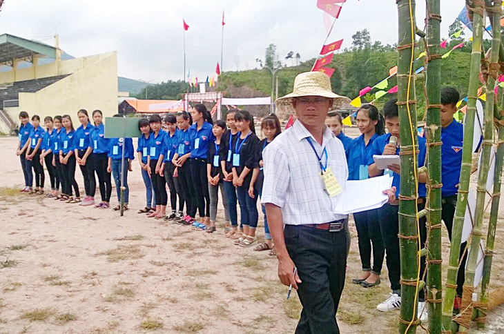 Thầy Nguyễn Ngọc Sáng chấm thi một hội trại của học sinh Trường THPT Nông Sơn - Ảnh: tư liệu
