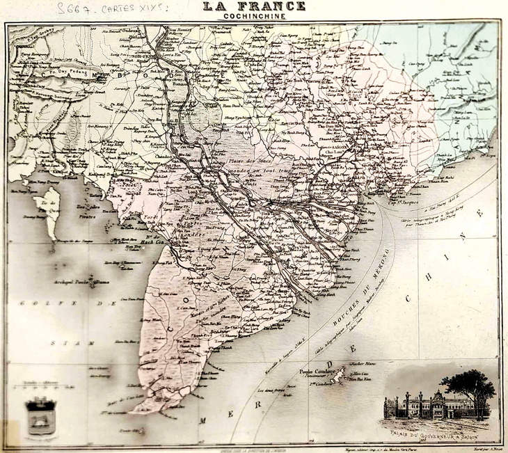 Bản đồ Nam Kỳ (Cochinchine) thập niên 1870. Bên dưới góc trái có hình logo thành phố Sài Gòn, góc phải có hình vẽ dinh thự Soái phủ Nam Kỳ. Bản đồ lưu tại Viện Nghiên cứu Đông Nam Á Singapore, ảnh chụp tháng 11-2023