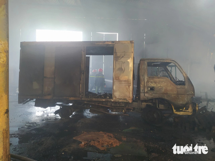 Chiếc ô tô tải đậu trong xưởng bị cháy trơ khung - Ảnh: LÊ MINH