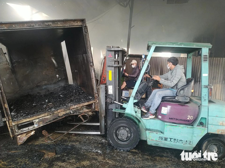 Vụ cháy gây thiệt hại về tài sản cho chủ xưởng - Ảnh: LÊ MINH