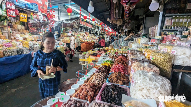 Hàng hóa tại quầy bán bánh kẹo, mứt Tết ở chợ Đông Ba (TP Huế) được niêm yết giá - Ảnh: NHẬT LINH