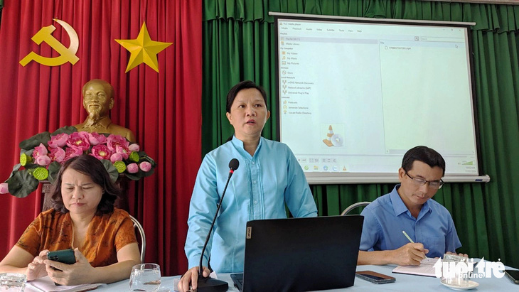 Bà Hoàng Thị Như Thanh (giữa) - trưởng ban quản lý chợ Đông Ba - trong cuộc họp thông báo với tiểu thương ở chợ thông tin treo thưởng 500.000 đồng với người phát hiện tình trạng 