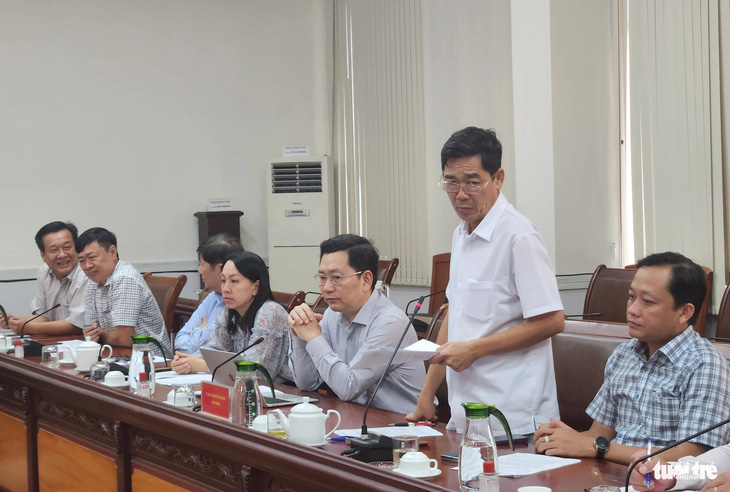 Ông Nguyễn Văn Tư - giám đốc Ban quản lý dự án đầu tư và xây dựng nông nghiệp tỉnh Kiên Giang - cho biết có 18 cống ngăn mặn xây dựng xong nhưng không có điện - Ảnh: BỬU ĐẤU