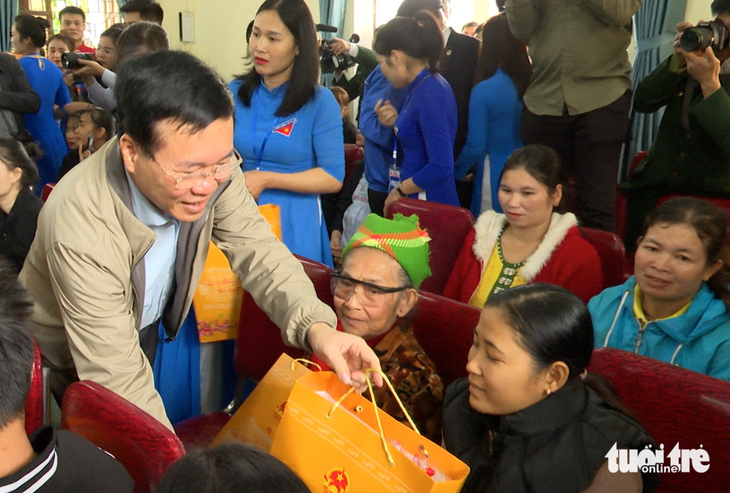 Chủ tịch nước Võ Văn Thưởng trao quà cho các hộ nghèo ở xã Thanh Thủy, huyện Thanh Chương, Nghệ An - Ảnh: TÂM PHẠM