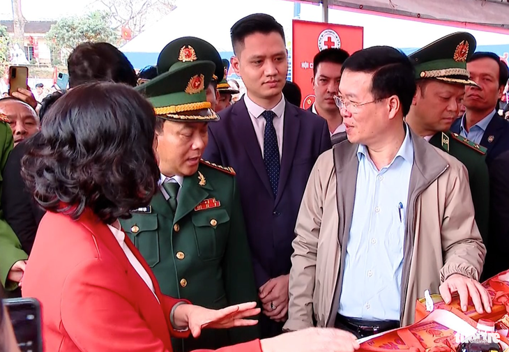 Chủ tịch nước Võ Văn Thưởng thăm các gian hàng tại phiên chợ Tết Nhân ái được tổ chức tại xã Thanh Thủy, huyện Thanh Chương, Nghệ An - Ảnh: TÂM PHẠM