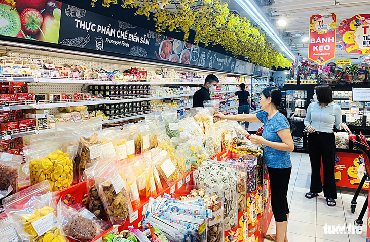 Hàng hóa phục vụ Tết Nguyên đán đã sẵn sàng trên kệ của các siêu thị, cửa hàng - Ảnh: N.BÌNH