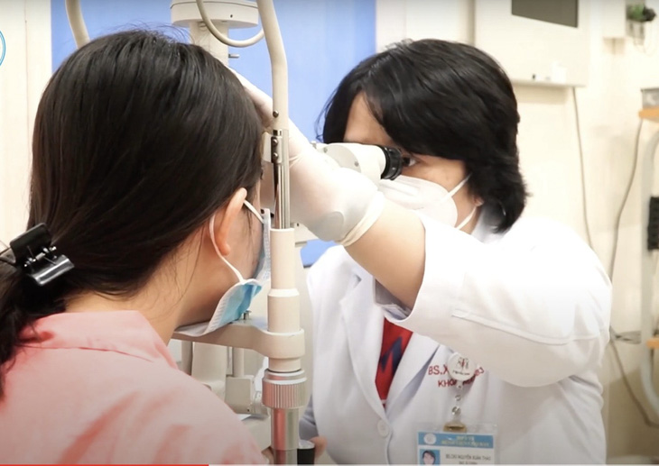 Bệnh nhân đang được các bác sĩ khoa mắt Bệnh viện Chợ Rẫy thăm khám vì gặp biến chứng mù mắt do tiêm filler - Ảnh: Bệnh viện cung cấp